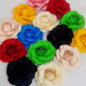 Kit com 5 flores da mesma cor. As flores vão embaladas em pacote plástico para proteção. Material: papel colorido 180 gramas e papel dourado 255 gramas. Papel não resistente à água.